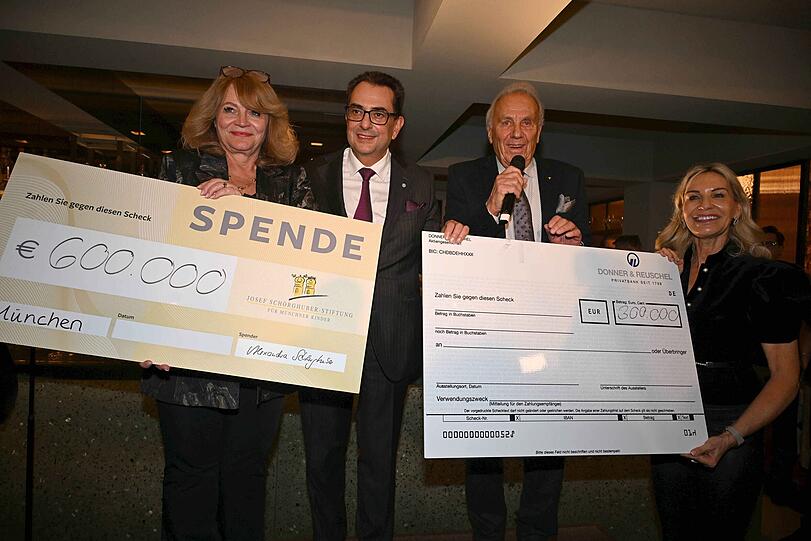 Alexandra Schörghuber und Günther Steinberg mit den von Stavros Kostantinidis überreichten Spenden-Schecks