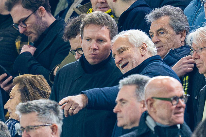Bundestrainer Julian Nagelsmann (hier mit DFB-Gesch&auml;ftsf&uuml;hrer Rudi V&ouml;ller) sah sich den Klassiker live im Stadion an.