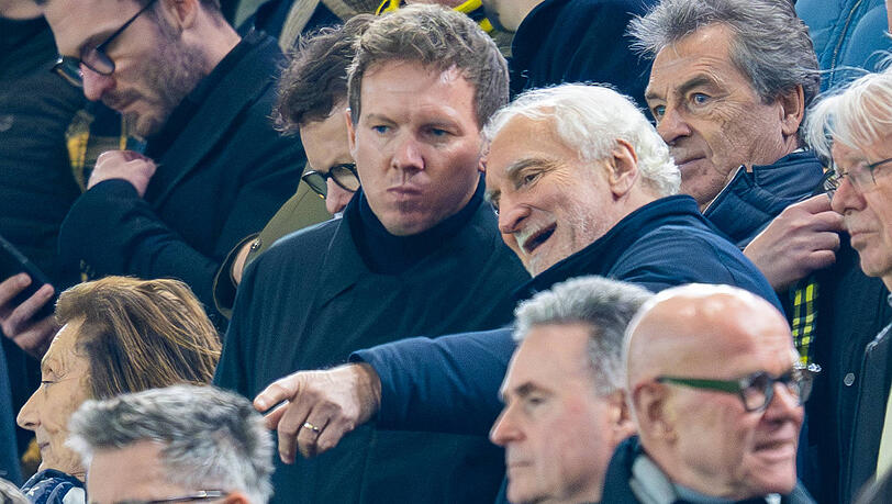 Bundestrainer Julian Nagelsmann (hier mit DFB-Gesch&auml;ftsf&uuml;hrer Rudi V&ouml;ller) sah sich den Klassiker live im Stadion an.