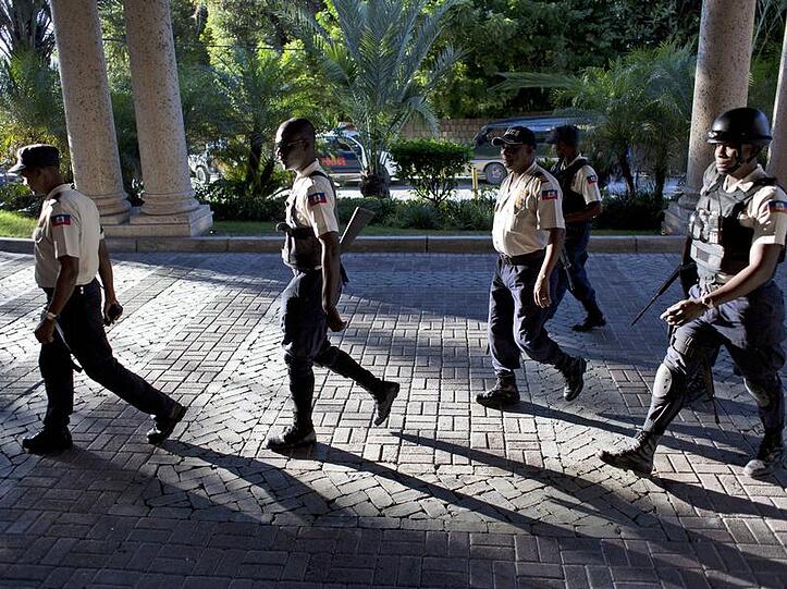 Polizisten vor dem Hotel Karibe in Port-au-Prince