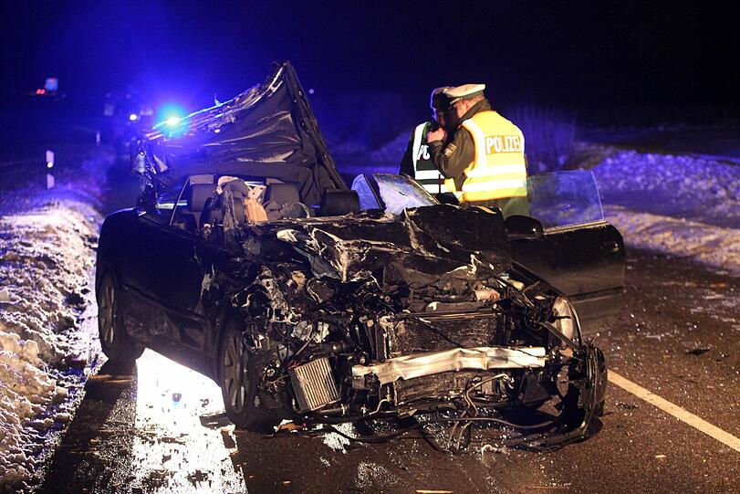Das Auto wurde bei dem Zusammenstoß völlig zerstört.
