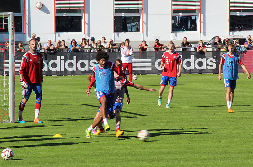 Powern für die nächsten Aufgaben: Pep Guardiola fordert seine Jungs im Training.