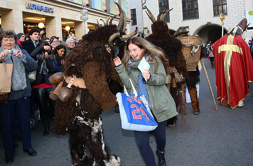 Traditioneller Münchner Krampuslauf durch die Fußgängerzone zum Marienplatz.