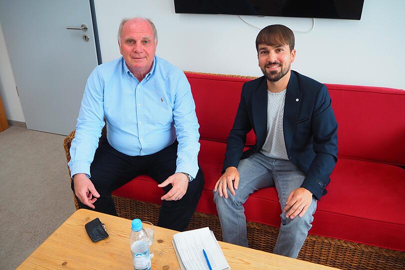 AZ-Redakteur Julian Buhl im Gespräch mit Bayern-Präsident Uli Hoeneß.