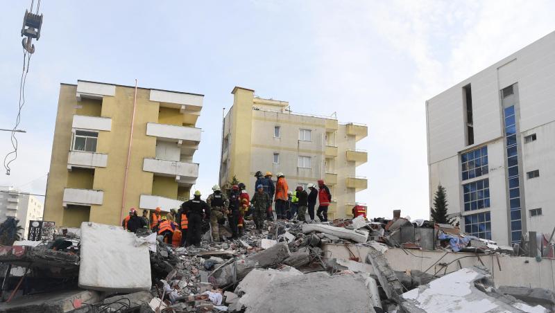Rettungskräfte stehen auf den Trümmern eines eingestürzten Gebäudes. Bei dem schwersten Erdbeben seit Jahrzehnten kamen in Albanien mindestens 49 Menschen ums Leben. Rettungskräfte stehen auf den Trümmern eines eingestürzten Gebäudes. Bei dem schwersten Erdbeben seit Jahrzehnten kamen in Albanien mindestens 49 Menschen ums Leben.