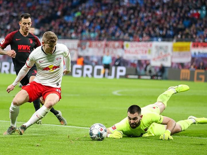 Augsburgs Torwart Tomas Koubek (r) patzt gegen Leipzigs Timo Werner.