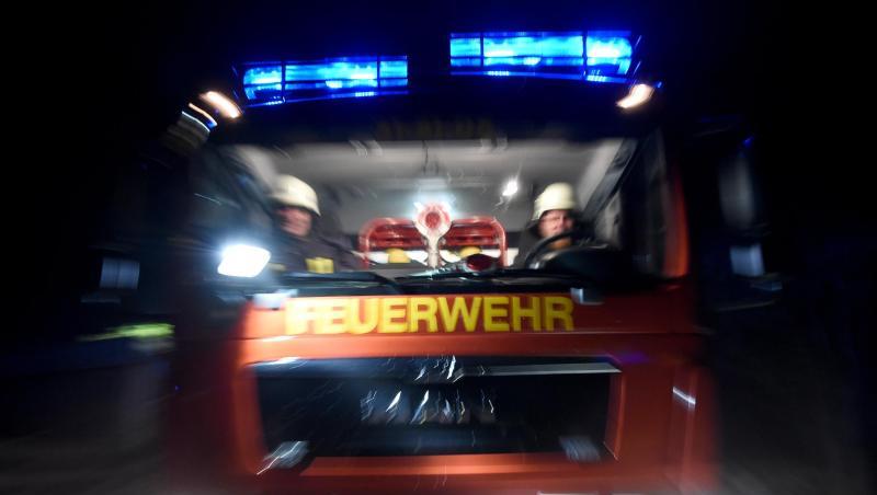 Ein Löschfahrzeug fährt über eine Straße. Foto: Carsten Rehder/dpa/Archivbild Ein Löschfahrzeug fährt über eine Straße. Foto: Carsten Rehder/dpa/Archivbild