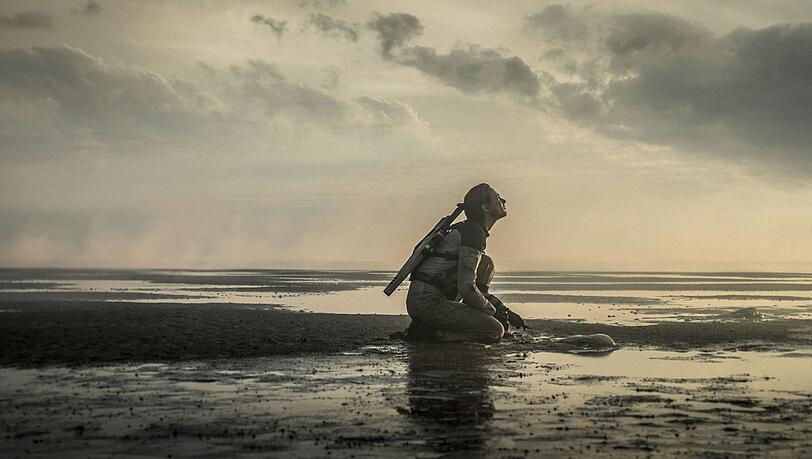 Die Astronautin Blake (Nora Arnezeder) ist zurück auf der Erde und sucht nach überlebenden Menschen.