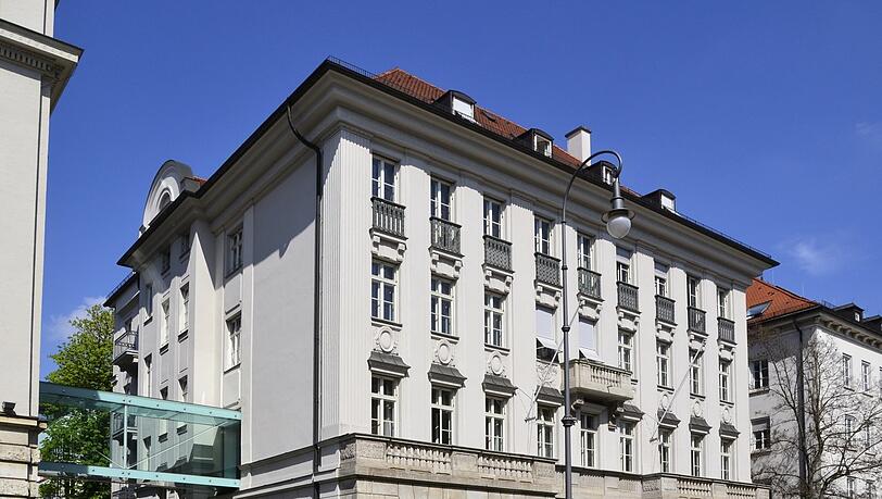 Das Geschäftshaus heute - in der Brienner Straße 26: Zu sehen ist auch der Globus-Brunnen aus den 50er Jahren vor dem Gebäude.