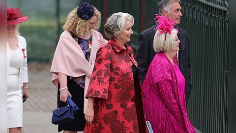 Schauspielerin Emma Thompson wählte für ihren Besuch der Krönung einen Mantel im royalen Rot.