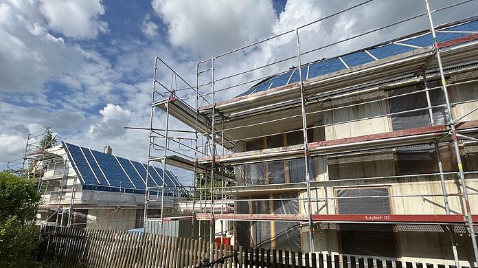 Stillstand: Auch hier in Milbertshofen sollten 31 Wohnungen längst fertig sein. Bislang steht nur der Rohbau, die Arbeiter sind weg. Der Münchner Bauträger hat Insolvenz angemeldet.