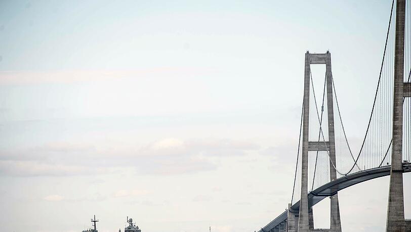 Die Brücke über den Großen Belt - hier ist ein Schiff der russischen Nordflotte unter ihr zu sehen - zählt zu den imposantesten Bauwerken Dänemarks. (Symbolbild)