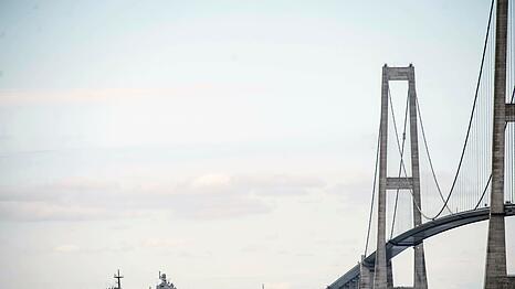 Die Brücke über den Großen Belt - hier ist ein Schiff der russischen Nordflotte unter ihr zu sehen - zählt zu den imposantesten Bauwerken Dänemarks. (Symbolbild)