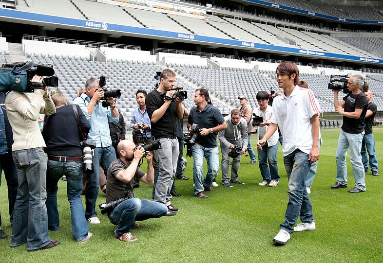 Takashi Usami - der neue beim FC Bayern präsentiert sich in der Allianz Arena.