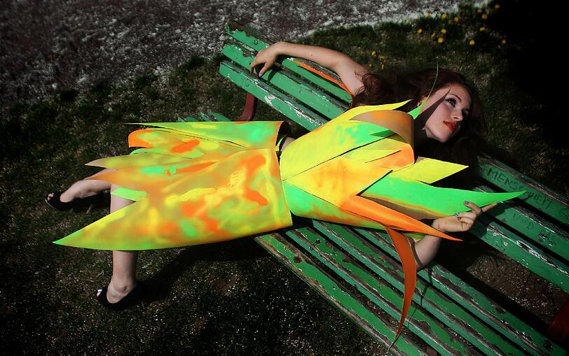 Papier-Mode: Models in luftigen Kreationen. Die Bilder