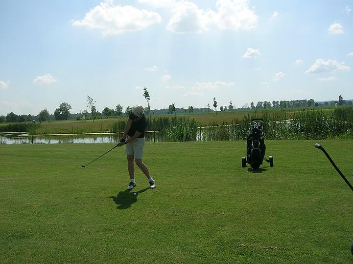 Senioren-Golf im Bayerischen Wald vor malerischer Kulisse.