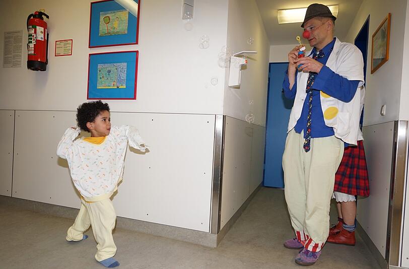Endlich Abwechslung vom Isolationszimmer: Aziz, 3, tobt sich aus.