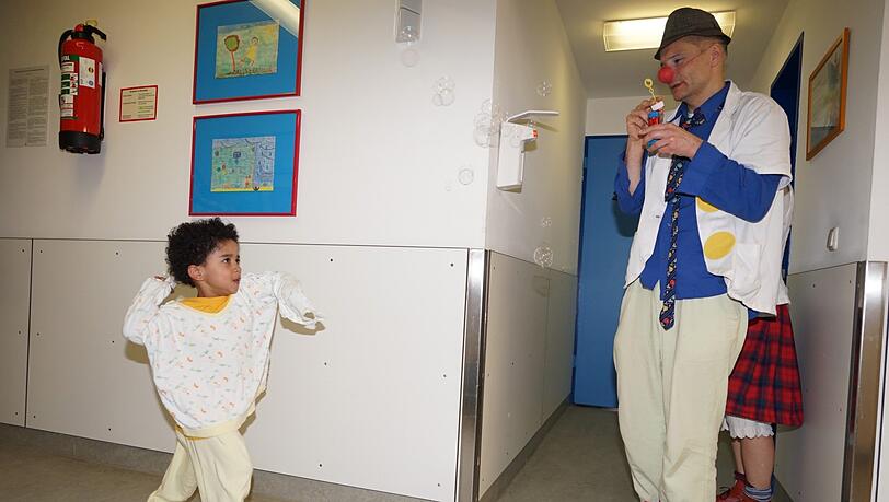 Endlich Abwechslung vom Isolationszimmer: Aziz, 3, tobt sich aus. Endlich Abwechslung vom Isolationszimmer: Aziz, 3, tobt sich aus.