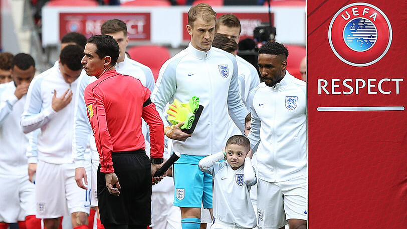 Bewegender Moment im Wembley-Stadion: Der krebskranke Junge Bradley Lowery darf mit seinem Lieblingsspieler Jermain Defoe einlaufen.