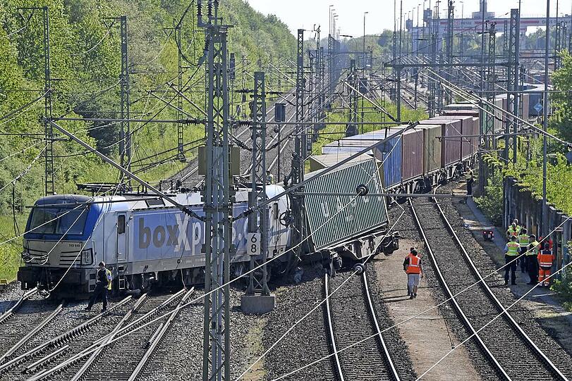 Unmittelbar auf der Stadtgrenze (München/Aschheim) entgleiste ein Güterzug, der offenbar gerade aus dem Containerbahnhof ausgefahren war.