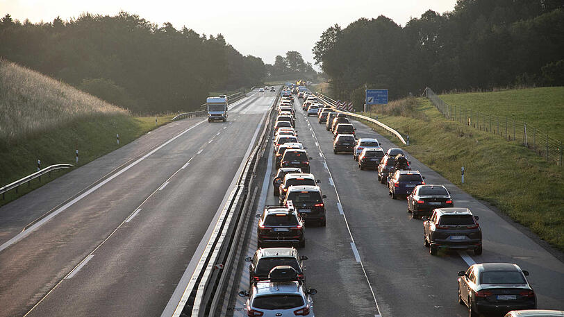 Es bildete sich ein kilometerlanger Rückstau auf der zweispurigen A8.