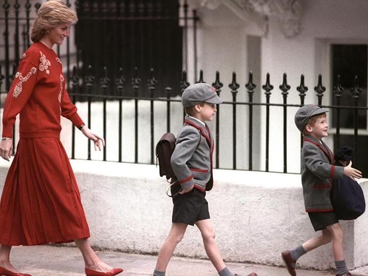 Anno 1989: Prinz William und Prinz Harry gehen an Harrys erstem Schultag in Begleitung ihrer Mutter Diana, Prinzessin von Wales, zur Schule.