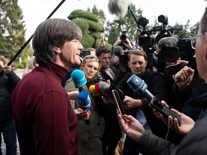 Bundestrainer Joachim Löw stellt sich vor dem Team-Hotel den Fragen der Journalisten.