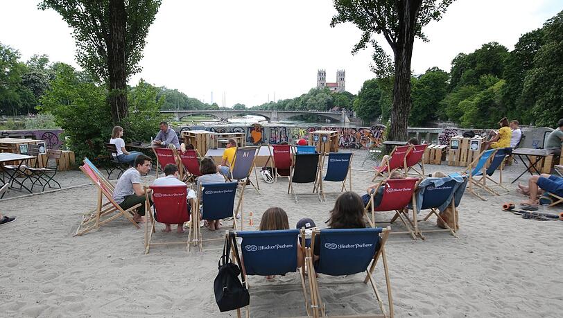 Eine kleine Auszeit am Kulturstrand lohnt sich. Liegestühle, Sand, Wasser und endlich warme Temperaturen. Was will man mehr?