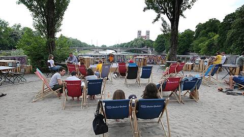 Eine kleine Auszeit am Kulturstrand lohnt sich. Liegestühle, Sand, Wasser und endlich warme Temperaturen. Was will man mehr?