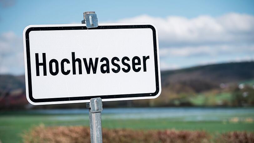 Wegen der ausgiebigen Regenfälle zum Wochenstart sind in Bayern Überschwemmungen nicht ausgeschlossen. (Symbolbild)