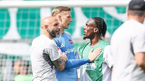Emotionen nach dem Derby: N&uuml;rnbergs Torwart Jan Reichert und F&uuml;rths Torsch&uuml;tze Noel Futkeu im Disput.