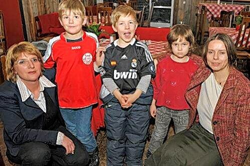 Wohin mit dem Kindern? Eva-Maria Krotwaart mit den Söhnen David und Niklas und Antonia Bergmann (Name geändert)  mit Tochter Julia suchen einen Hortplatz.