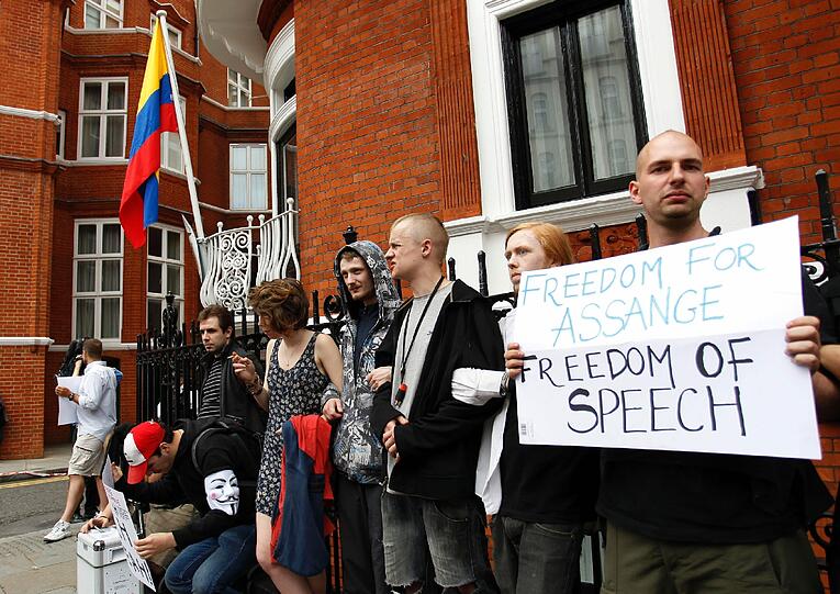 an der Botschaft von Ecuador: Tumulte in London um Julian Assange