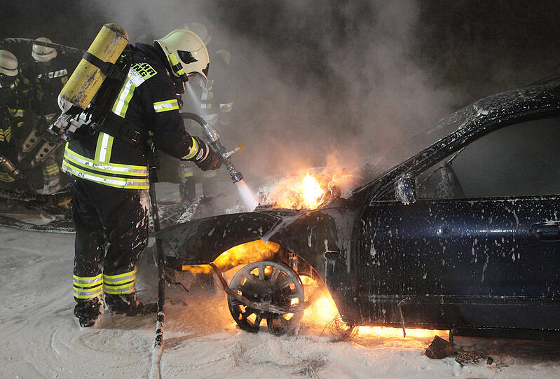 Brand auf der A94 Höhe Ampfing: Der Motor eines Auto hatte Feuer gefangen. Als die Feuerwehr eintraf, stand der Wagen bereits im Vollbrand. Die Bilder vom Feuerwehreinsatz.
