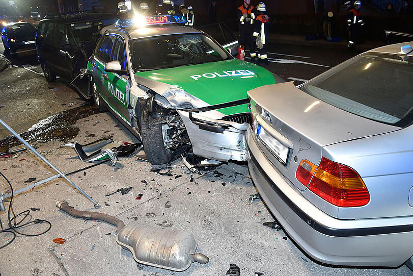 Die B 304 musste nach dem schweren Unfall für mehrere Stunden gesperrt werden - die Bilder vom Einsatz.