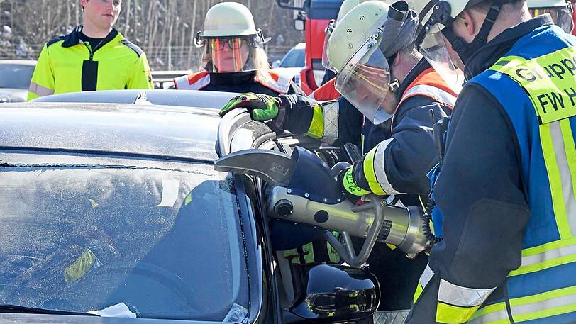 Zwei Personen wurden bei dem Unfall auf der A8 schwer verletzt. Etliche Gaffer auf der Gegenfahrbahn machten sogar Fotos vom Unfallort.