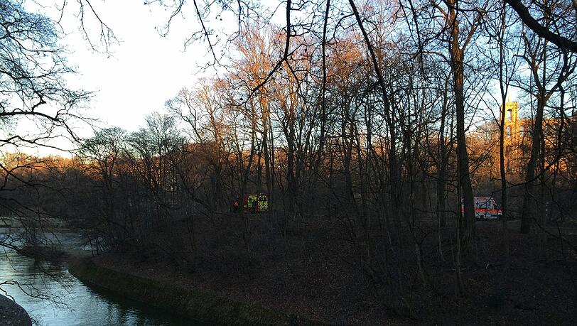 Rettungshelfer nähern sich der Unglücksstelle. Rettungshelfer nähern sich der Unglücksstelle.