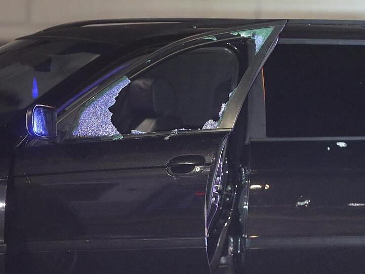 Eine defekte Scheibe in dem Fahrzeug des mutmaßlichen Täters nach einem Schusswechsel.