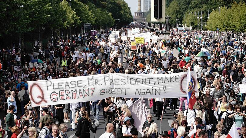 Demonstranten gegen die Corona-Maßnahmen sammeln sich auf der Straße des 17. Juni.