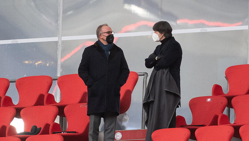 Karl-Heinz Rummenigge (l.) und der scheidende Bundestrainer Jogi Löw in der Münchner Arena. (Archivbild) Karl-Heinz Rummenigge (l.) und der scheidende Bundestrainer Jogi Löw in der Münchner Arena. (Archivbild)