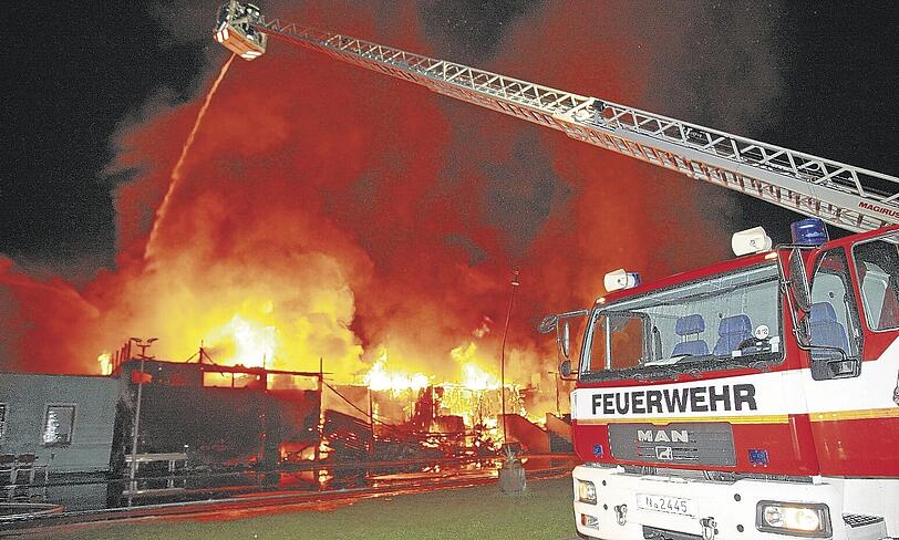 Die Pokale sind rußgeschwärzt, doch immerhin gibt es sie noch: Nicole Wagner von der Handballabteilung des TV Schweinau holt die Trophäen aus den Ruinen des Vereinsheimes (links). 85 Feuerwehrleute kämpften in der Nacht gegen die Flammen, die meterhoch in den Himmel schlugen &ndash; mit Erfolg: Die angrenzenden Gebäude konnten gerettet werden.