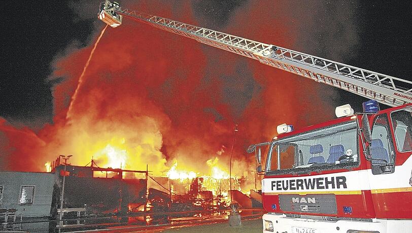 Die Pokale sind rußgeschwärzt, doch immerhin gibt es sie noch: Nicole Wagner von der Handballabteilung des TV Schweinau holt die Trophäen aus den Ruinen des Vereinsheimes (links). 85 Feuerwehrleute kämpften in der Nacht gegen die Flammen, die meterhoch in den Himmel schlugen – mit Erfolg: Die angrenzenden Gebäude konnten gerettet werden. Die Pokale sind rußgeschwärzt, doch immerhin gibt es sie noch: Nicole Wagner von der Handballabteilung des TV Schweinau holt die Trophäen aus den Ruinen des Vereinsheimes (links). 85 Feuerwehrleute kämpften in der Nacht gegen die Flammen, die meterhoch in den Himmel schlugen – mit Erfolg: Die angrenzenden Gebäude konnten gerettet werden.