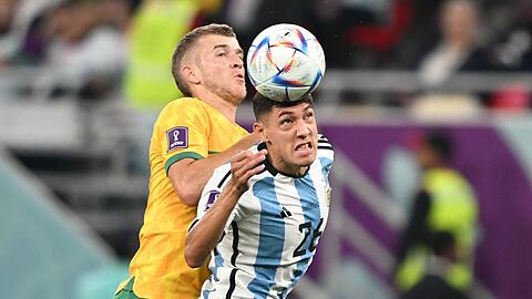 Argentiniens Nahuel Molina (r) im Zweikampf mit dem Australier Riley McGree.