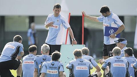 &bdquo;Die Erwartungshaltung ist auf den Nullpunkt gesunken&ldquo;: Marco Kurz darf trotz einer Negativ-Bilanz von nur zwei Siegen in 19 Spielen weitermachen beim TSV 1860.