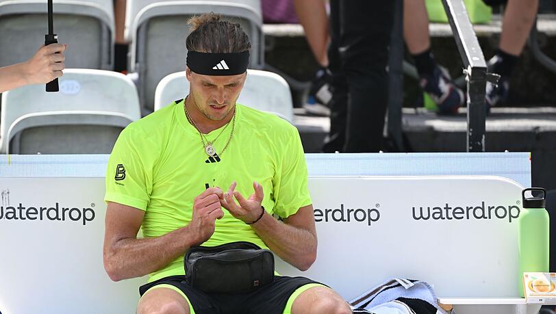 Regelm&auml;&szlig;ig &uuml;berpr&uuml;ft Alexander Zverev w&auml;hrend seiner Tennis-Matches seinen Blutzuckerwert. (Archivbild)