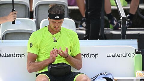Regelm&auml;&szlig;ig &uuml;berpr&uuml;ft Alexander Zverev w&auml;hrend seiner Tennis-Matches seinen Blutzuckerwert. (Archivbild)