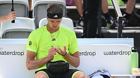 Regelm&auml;&szlig;ig &uuml;berpr&uuml;ft Alexander Zverev w&auml;hrend seiner Tennis-Matches seinen Blutzuckerwert. (Archivbild)