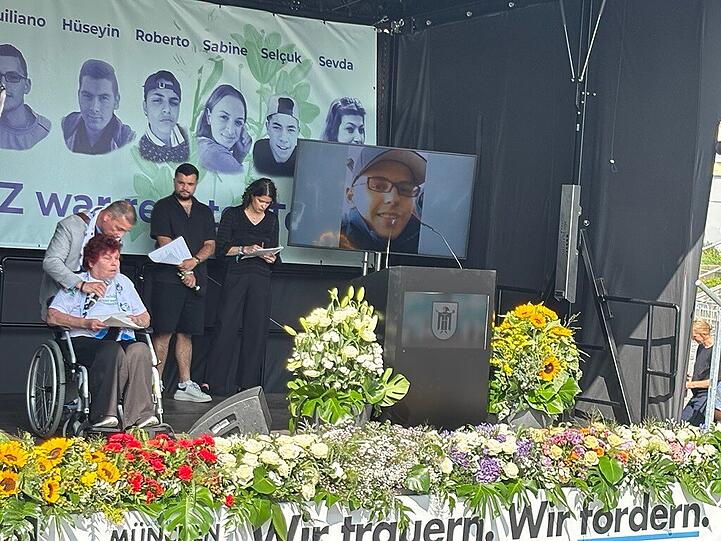 Gisela Kollmann (im Rollstuhl), die Oma von Giuliano (der 19 war, als er erschossen wurde)