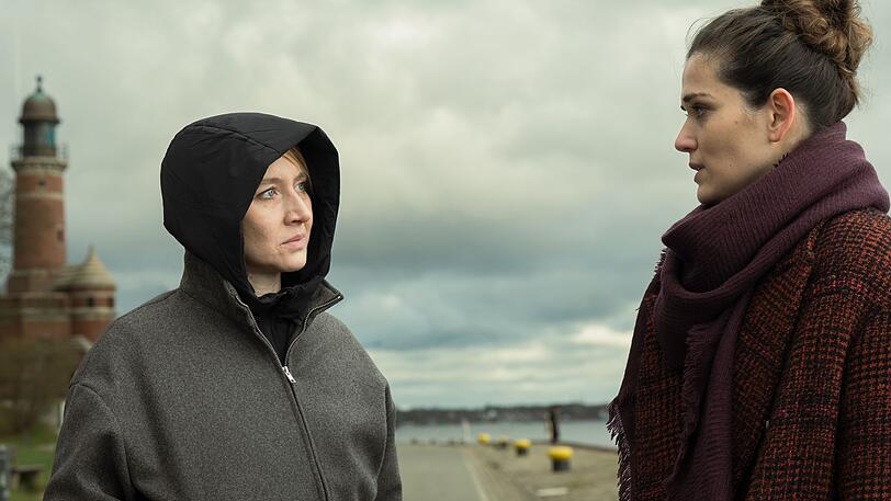 Eine Spur führt Nora (Anna Maria Mühe, links) zur alleinerziehenden Laura Buckow (Caroline Hartig). Die junge Frau arbeitete kurzzeitig für Sören Paulitz als Putzhilfe. Wie war ihre Erfahrung mit ihm? Eine Spur führt Nora (Anna Maria Mühe, links) zur alleinerziehenden Laura Buckow (Caroline Hartig). Die junge Frau arbeitete kurzzeitig für Sören Paulitz als Putzhilfe. Wie war ihre Erfahrung mit ihm?
