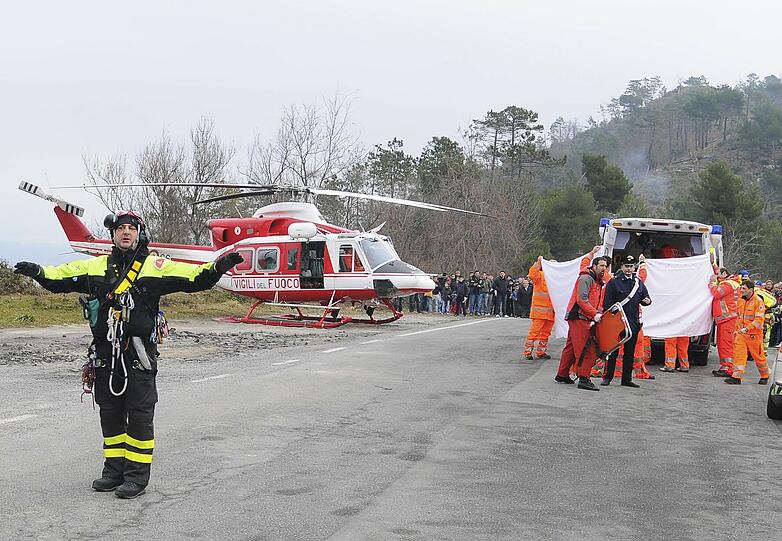 Der schwer verletzte Formel-1-Pilot wird mit dem Hubschrauber ins Krankenhaus geflogen.